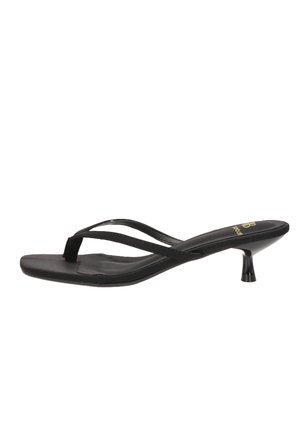 Sandalia de tacón para mujer negra con tiras finas y un tacón bajo y estrecho, mostrada de perfil sobre un fondo blanco.