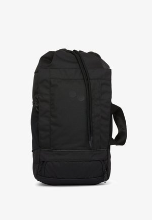 Sac à dos noir avec cordon de serrage, poche avant zippée, poignée latérale et deux petits détails circulaires du logo sur le panneau avant.