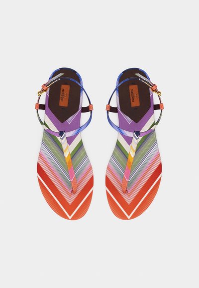 Πλατφόρμες σανδάλια με πολύχρωμες ζιγκ ζαγκ ρίγες σε κόκκινο, ροζ, πράσινο και μοβ, και μπλε λουριά στον αστράγαλο με χρυσές αγκράφες.