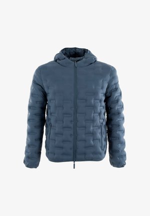 Tumši zilas krāsas pufīgs mētelis ar kapuci, ar izmaksātu rakstu, priekšējo rāvējslēdzēju un divām sānu kabatām. Gluda, viegla tekstūra.