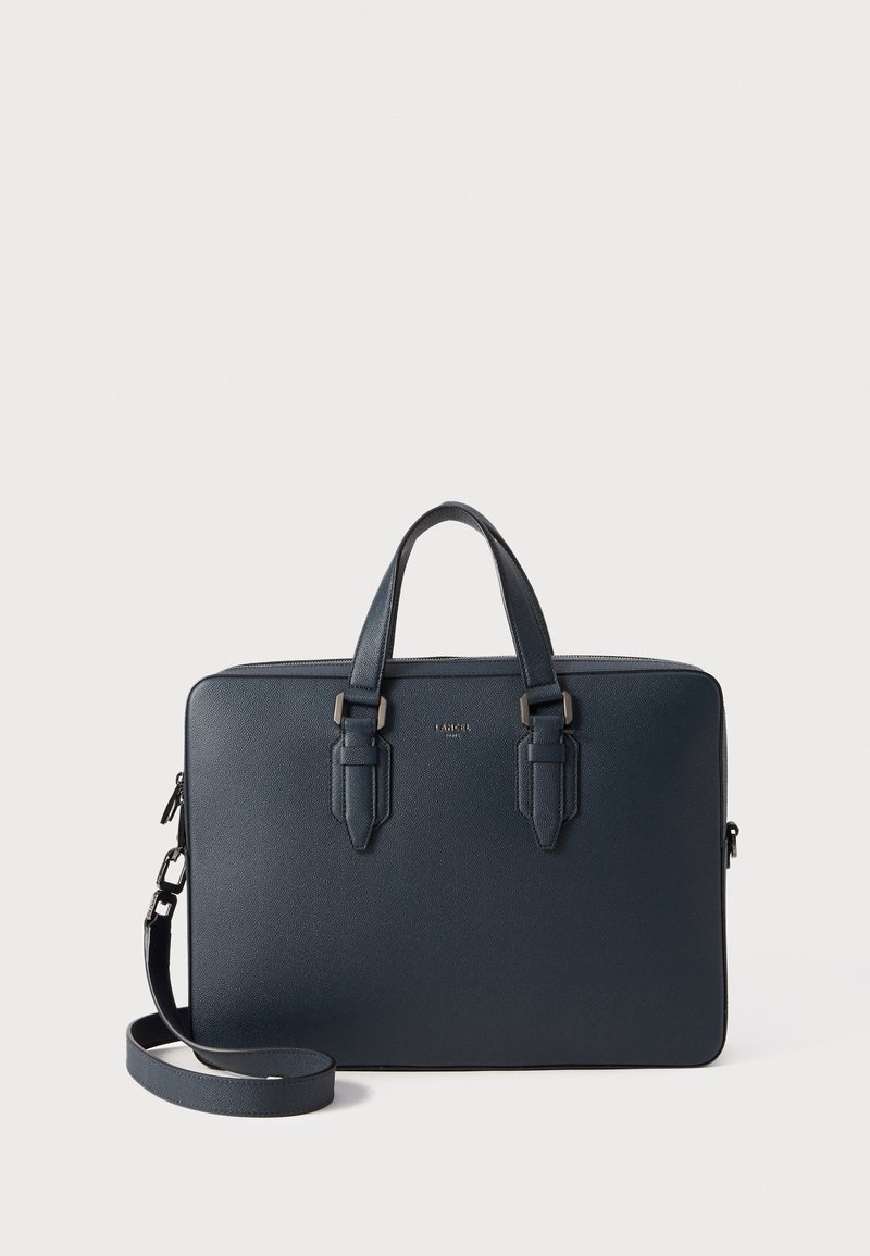 Sac à ordinateur portable en cuir marine avec deux poignées supérieures, bandoulière amovible, finition texturée et accents métalliques discrets.