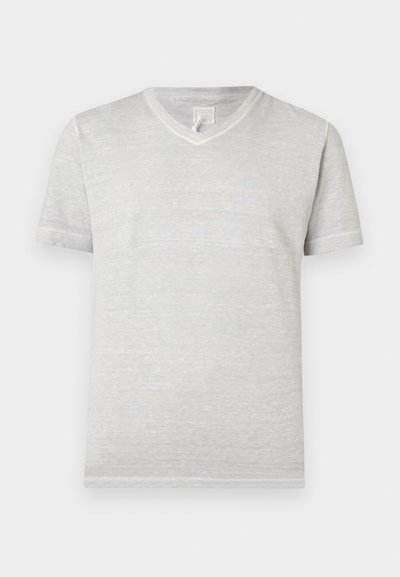Ανοιχτό γκρι κοντομάνικη μπλούζα V λαιμόκοψη, κατασκευασμένη από απαλό, υφασμένο ύφασμα με διακριτικό ακανόνιστο μοτίβο. Χωρίς εμφανές λογότυπο ή διακοσμητικά στοιχεία.