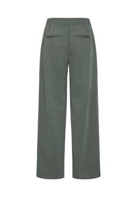 Pantaloni largi de culoare verde închis, confecționați dintr-un material moale, având un brâu elastic și două buzunare în spate cu o margine subtilă.