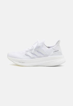 Baskets blanches de sport avec tige en maille, trois bandes latérales, semelle amortissante marquée Light Boost et logo UltraBoost sur le talon.