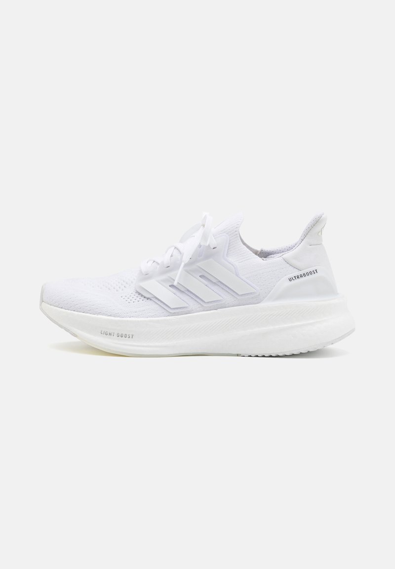 Weißer athletischer Sneaker mit gestricktem Obermaterial, drei seitlichen Streifen, gepolsterter Sohle mit der Aufschrift Light Boost und UltraBoost-Schriftzug an der Ferse.