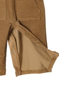 Brauner, strukturierter Stoff mit Karomuster. Mit Druckknopfverschluss und Taschen. Glatte Innenauskleidung rundet das Design ab.