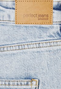 Gina Tricot HIGH WAIST SLIT - Calças de ganga de perna direita - light blue