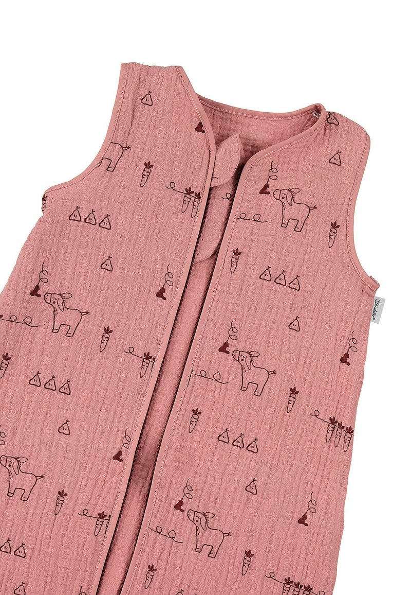 Sacchetto per il sonno imbottito rosa con un motivo di elefanti e carote. Progettato senza maniche e con una chiusura a scatto frontale. Tessuto di cotone morbido.