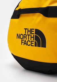 The North Face BASE CAMP DUFFEL - L - Reiseveske - yellow