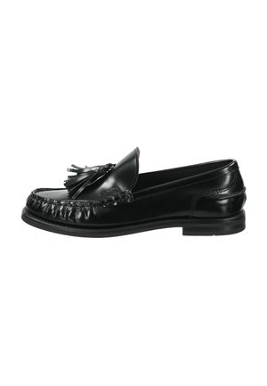 Zwarte leren loafer met kwastjes, mocassinnaad en lage hak, zijaanzicht op een witte achtergrond.