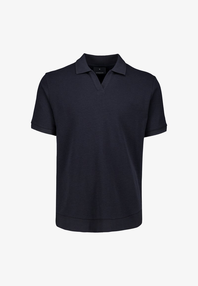 Donkerblauw poloshirt met korte mouwen, vervaardigd uit een gestructureerde stof en voorzien van een kraag met een open V-hals knoopsluiting.