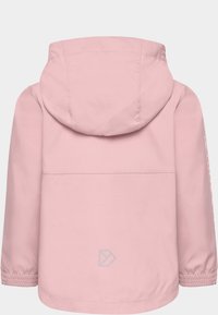 Ljust rosa jacka med huva, med elastiska ärmslut och en slät, matt yta. Logotyp i silver på ryggen och ärmen.