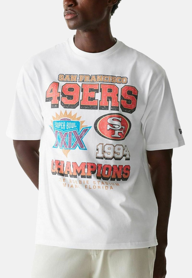 Valkoinen puuvillapaita, jossa on graafinen painatus tekstillä "San Francisco 49ers", Super Bowl XXIX ja "Mestarit 1994" eri väreissä.