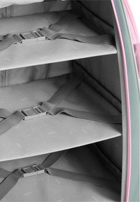 Torba na przechowywanie z wieloma przegródkami z szarym wnętrzem z tkaniny, wyposażona w regulowane szare paski i różowy suwak, o gładkich powierzchniach.