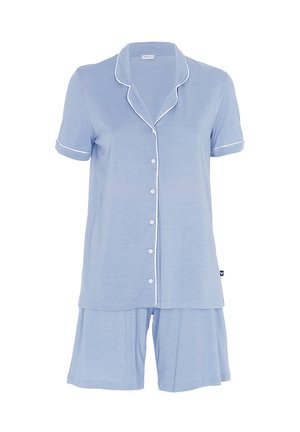 Set di pigiama azzurro chiaro con camicia a maniche corte e bottoni, rifiniture bianche e pantaloni corti coordinati fino al ginocchio, realizzato in tessuto morbido.
