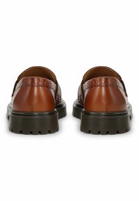 Barna bőr cipők texturált felsőrésszel és sima felülettel, vastag fekete gumitalppal és kerek sarokkal a sokoldalúság érdekében.