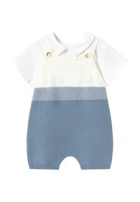 Mono de bebé de punto con parte superior blanca y parte inferior azul, que presenta un patrón de diamante texturizado, dos botones dorados y mangas cortas.