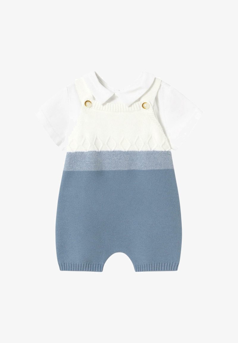 Mono de bebé de punto con parte superior blanca y parte inferior azul, que presenta un patrón de diamante texturizado, dos botones dorados y mangas cortas.