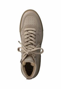 Baskets montantes beige en cuir texturé. Elles présentent une empeigne arrondie, des lacets plats et une doublure en fourrure douce. Fermeture éclair sur le côté et détails de couture discrets.