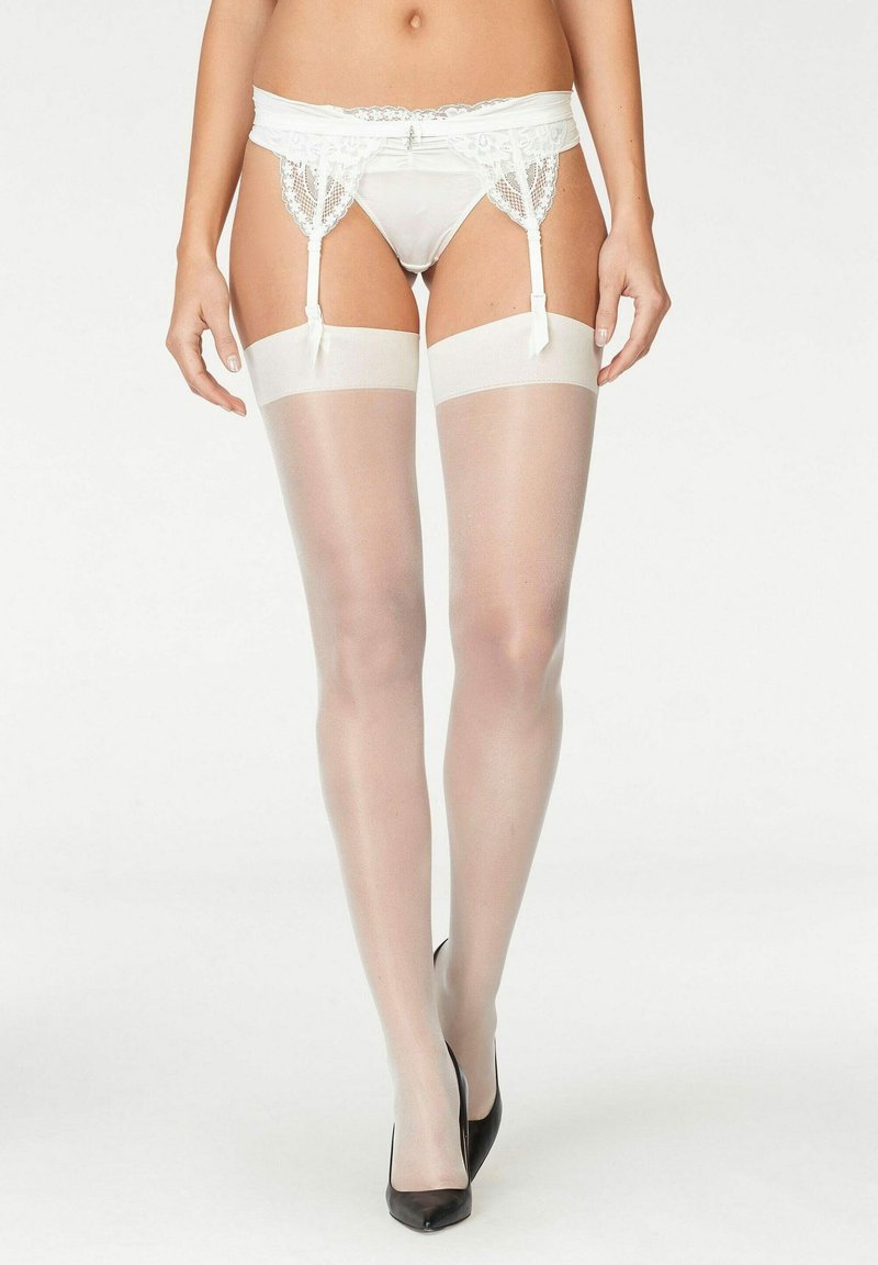 Balta mežģīņu jostas soma kopā ar caurspīdīgām baltām augstām zeķēm. Gluda tekstūra, pielāgota forma, ar dekoratīvām akcentiem un lentītēm.