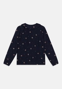Maglietta a maniche lunghe color navy con colletto arricciato, caratterizzata da un motivo di stelle in rosa, bianco e arancione. Realizzata in un tessuto leggero e testurizzato.