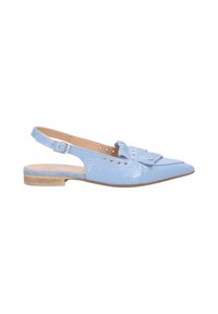 Chaussure slingback en cuir verni bleu clair avec un bout pointu, un nœud décoratif et des perforations sur les côtés, dotée d'un petit talon en bois.
