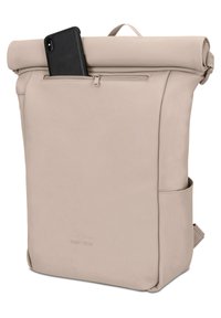 Rucsac cu capac rulat, din piele sintetică bej deschis, cu un buzunar cu fermoar și un suport lateral, având o textură netedă și un design minimalist.