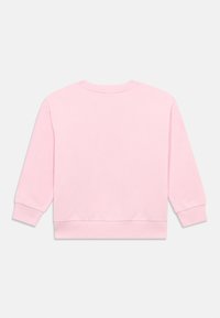 Hellrosa Langarm-Sweatshirt mit gerippten Bündchen und Saum, von hinten auf einem schlichten weißen Hintergrund gezeigt.