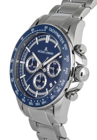 Reloj cronógrafo de acero inoxidable con una esfera azul, bisel taquimétrico y tres subesferas. Presenta manecillas y pulsera plateadas.