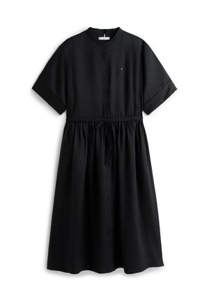 Μαύρο midi φόρεμα με κοντά μανίκια, εμπρόσθιο κούμπωμα με κουμπιά, ρυθμιζόμενη μέση με κορδόνι και μικρό κεντημένο λογότυπο στο στήθος.