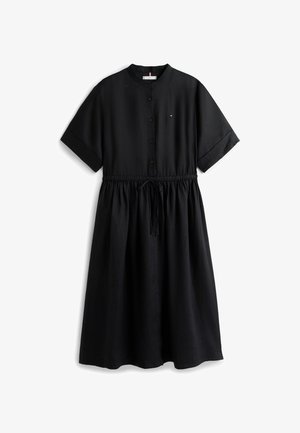 Czarna sukienka midi z krótkimi rękawami, zapinana na guziki z przodu, z troczkiem w talii i małym haftowanym logo na piersi.