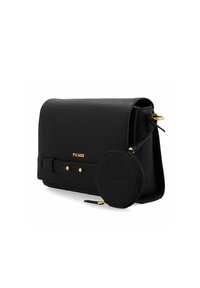 Borsa a spalla in pelle texturizzata nera con hardware dorato, caratterizzata da una forma curva e una pochette per monete staccabile attaccata. Logo "PICARD" visibile.