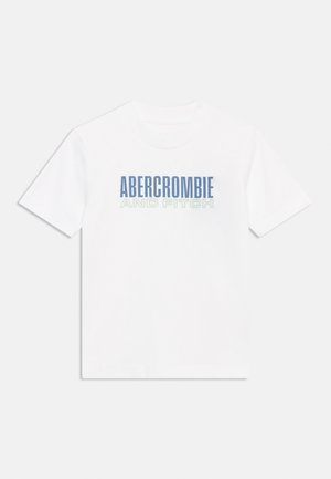 Λευκό T-shirt με κοντά μανίκια, με μπλε και ανοιχτό πράσινο κείμενο "Abercrombie and Fitch" τυπωμένο στο στήθος.