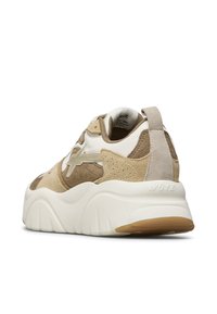 Sneaker beige e bianca con suola chunky, materiali in suede e mesh, colletto imbottito e logo prominente sul lato. Design con punta rotonda.
