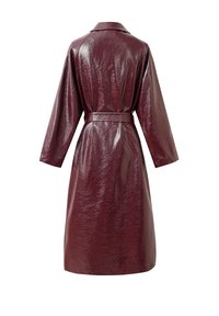 Burgunderfarbenes, langärmliges Trenchcoat aus Kunstleder mit Gürtel, Kragen und glänzender, strukturierter Oberfläche, von hinten gezeigt.