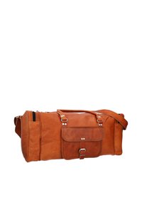 Duffelbag i tanfarvet læder med lynlåset hovedrum, frontlomme med klap, metalaccenter, dobbelte håndtag og aftagelig skulderrem.