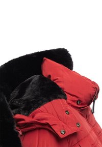 Rote Daunenjacke mit schwarzem Kunstfellkragen. Sichtbare Reißverschlüsse und Knopfdetails. Der Stoff hat eine glatte, glänzende Textur.