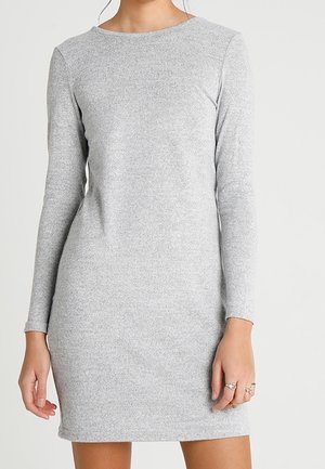 Vestido gris de manga larga hecho de una tela suave, con un escote redondeado y una silueta ajustada, que termina por encima de la rodilla.