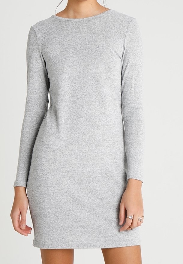Langärmliges graues Kleid aus weichem Stoff, mit einem runden Ausschnitt und einer taillierten Silhouette, die über dem Knie endet.