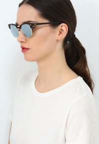 Ray-Ban 0RB3016 CLUBMASTER - Óculos de sol - light green/brown