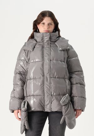 Graue Puffjacke mit hohem Kragen, glänzender Oberfläche, übergroßer Silhouette und angebundenen, passenden Handschuhen an der Taille.