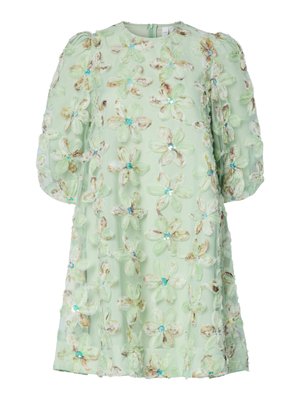 Vestido verde claro com decote redondo, mangas bufantes, e flores de tecido adornadas com lantejoulas e costuras detalhadas.