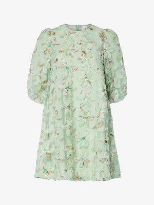 Vestido verde claro com decote redondo, mangas bufantes, e flores de tecido adornadas com lantejoulas e costuras detalhadas.