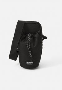 Borsa in tessuto nero dalla forma arrotondata, con chiusura a cordoncino e tracolla regolabile. Presenta un'etichetta con logo bianco e una superficie testurizzata.