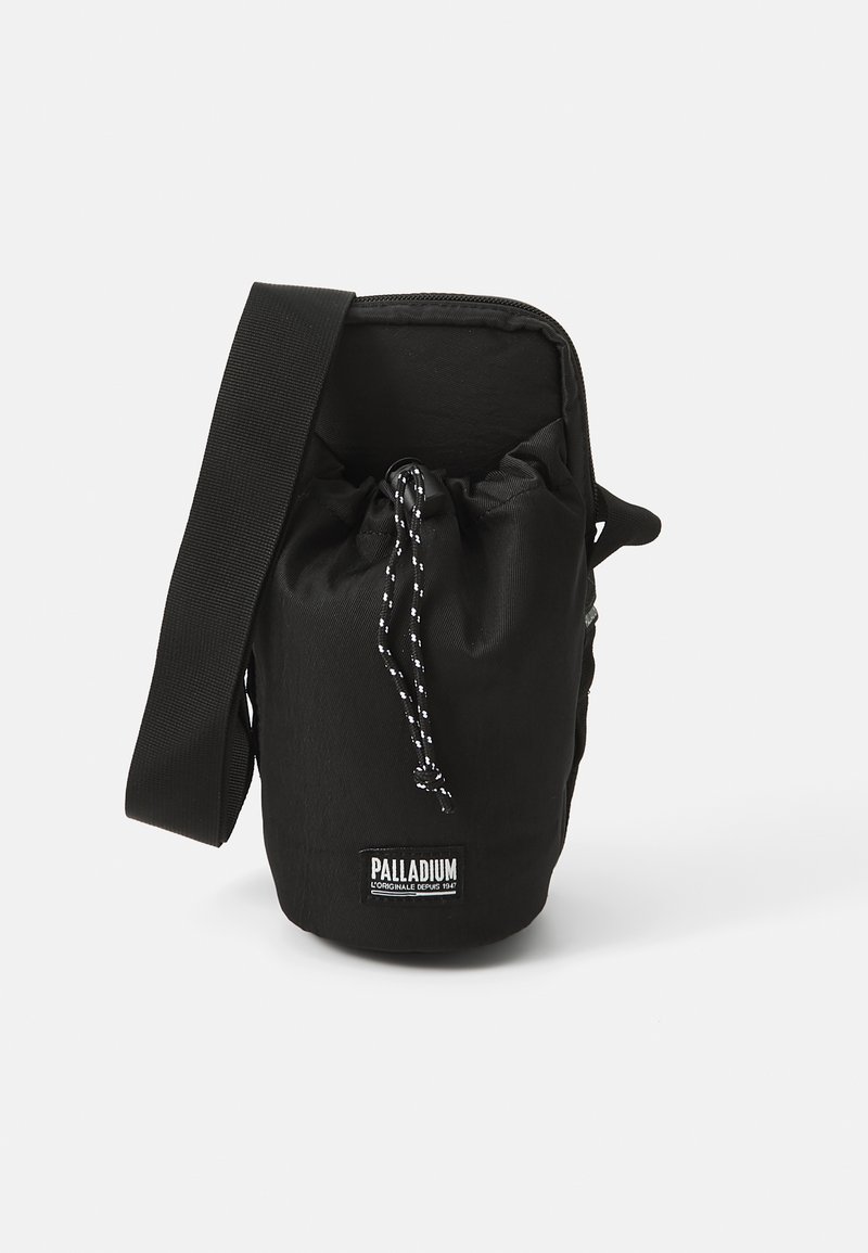 Borsa in tessuto nero dalla forma arrotondata, con chiusura a cordoncino e tracolla regolabile. Presenta un'etichetta con logo bianco e una superficie testurizzata.