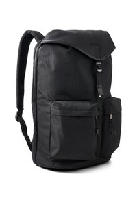 Črni nahrbtnik iz teksturirane tkanine. Ima zadrgo za zapiranje, dva sprednja žepa, nastavljive trakove in zgornjo kljukico z blagovno znamko.