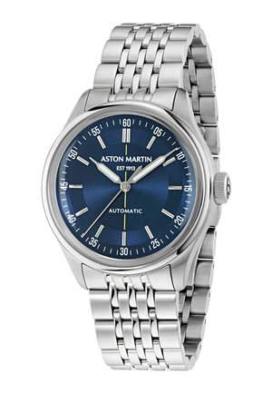 Silberne Metallarmbanduhr mit blauem Zifferblatt, silbernen Stundenmarkierungen, drei Zeigern, Text "Aston Martin EST 1913" und "Automatik" auf dem Zifferblatt.