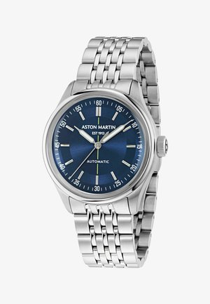 Silberne Metallarmbanduhr mit blauem Zifferblatt, silbernen Stundenmarkierungen, drei Zeigern, Text "Aston Martin EST 1913" und "Automatik" auf dem Zifferblatt.