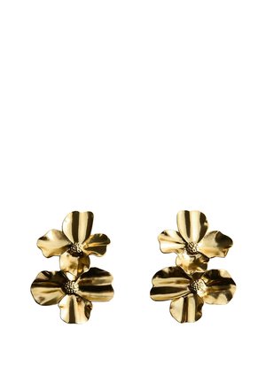 Paar glanzende gouden metalen oorbellen in de vorm van gelaagde bloemen met getextureerde centra op een witte achtergrond.