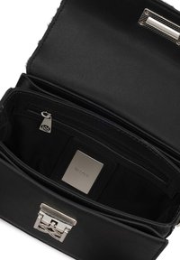 Borsa a mano in pelle nera con una texture liscia, caratterizzata da una chiusura in argento, tasche interne e una piastra con logo in metallo.